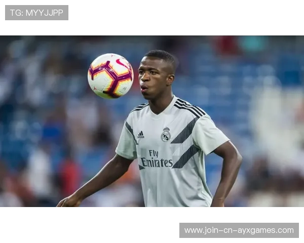 维尼修斯高速突破至边线，皇马形成多次连续威胁——边路风暴中的全场协同