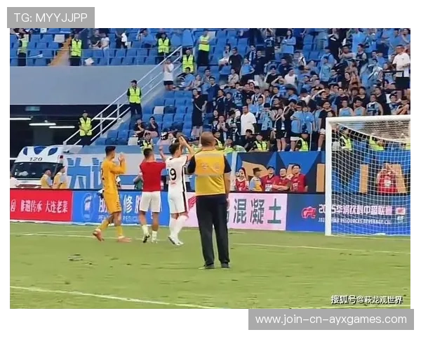 主帅怒踢水瓶被罚上看台！场边表情火爆