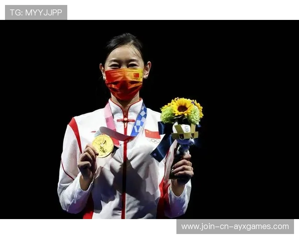 击剑选手闪击一剑制胜，速度肉眼跟不上